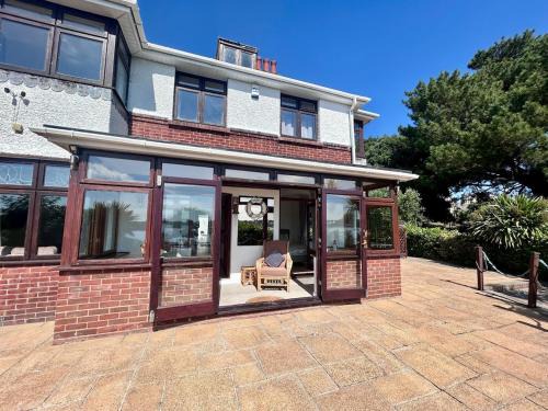 Your Lake side Retreat Sleeps 10-12 Nr Park & Sea