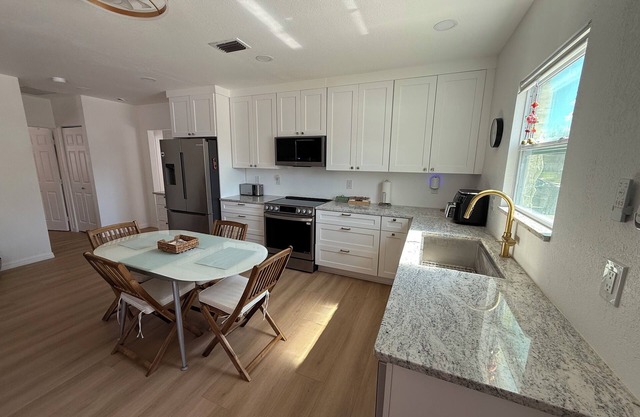 Your Madeira Beach House Awaits! Sand, Salt and Sun! -3bed/2full bath