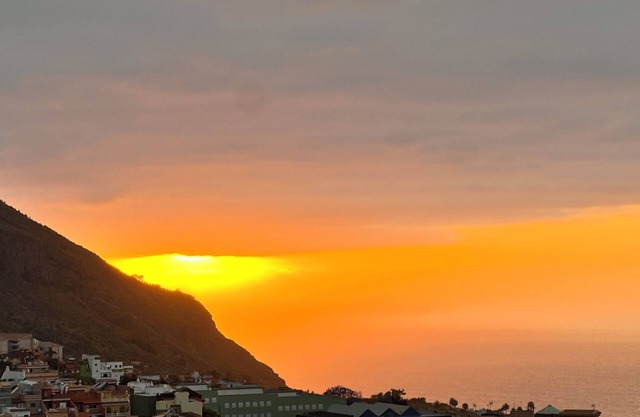 Your Perfect Getaway! Charming home! Little Terrace with ocean & mountain views