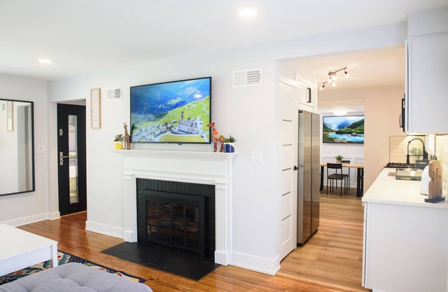 Your perfect stay! Fenced yard, pets, infants, families welcomed!
