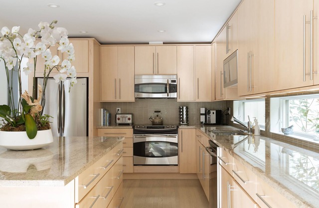 Your Private Hamptons Getaway with year round outdoor hot tub and sauna!