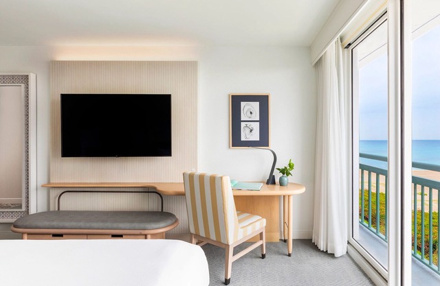 Your Relaxing Getaway Awaits! Scenic Stroll at our Beachfront Retreat