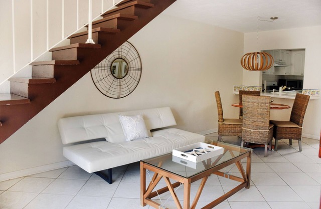 Your Relaxing Getaway Awaits! 2 Modern Rooms, Full Kitchen & Living Room, Pool