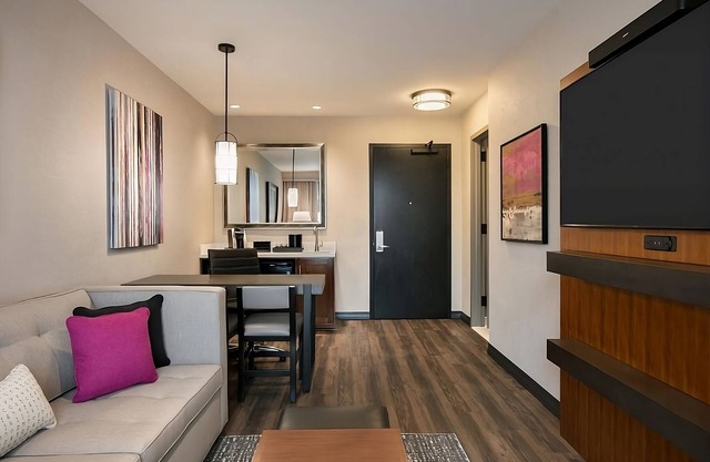 Your Relaxing Getaway Awaits! Free Breakfast, Pool, Pets Allowed, Parking!