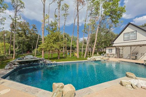 Your Rustic Retreat w Backyard Oasis Pool Patio