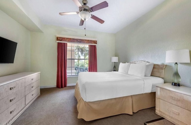 Your Stylish Disney Retreat! Swimming Pool, Free Shuttle, Full Kitchen!