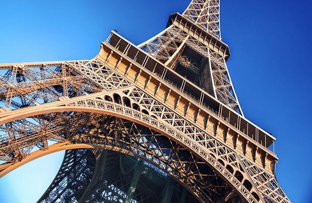 YOUR TRUE PARISIAN ESCAPE: 2-BEDROOM WITH ICONIC EIFFEL TOWER VIEW!