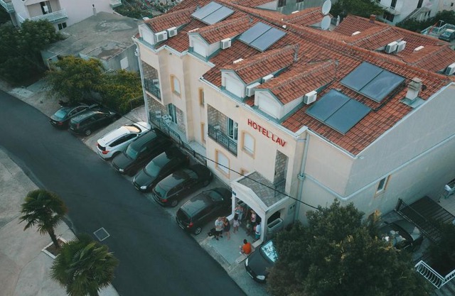 Youth Hotel Lav