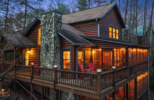 YR mountain views 10 mins to Main Street with fireplace, hot tub, pet-friendly