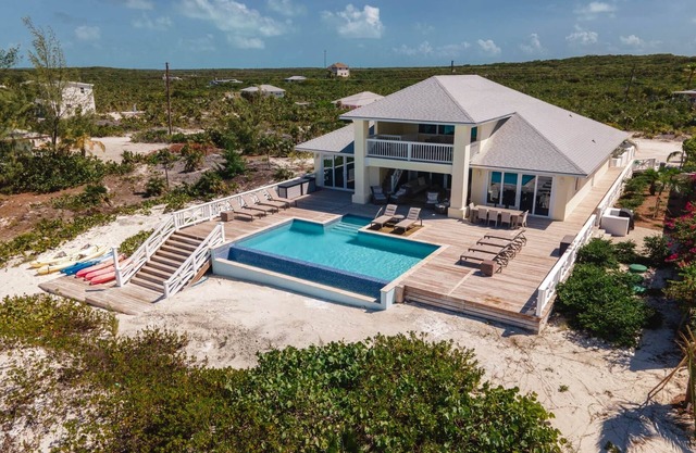 Yumey Sands Villa, Heated Pool & Unbelievable Year-Round Calm Beach