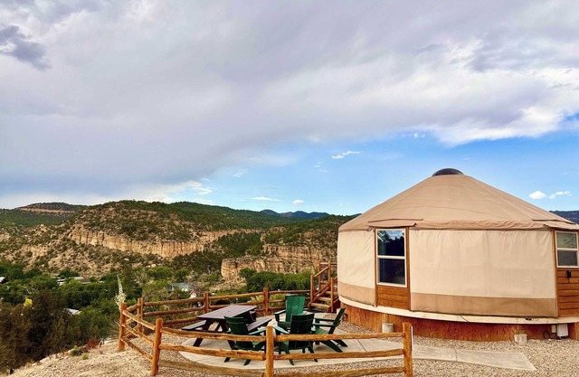 Yurt Overlook w/sunset view between Zion & Bryce