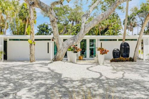 Zachs Siesta Key Beach House Heated Saltwater Pool Pet Friendly