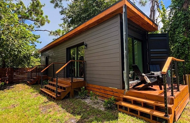 Zen Container Tiny Home with Yard, Fire Pit & Pet Friendly, FGCU, Restaurants