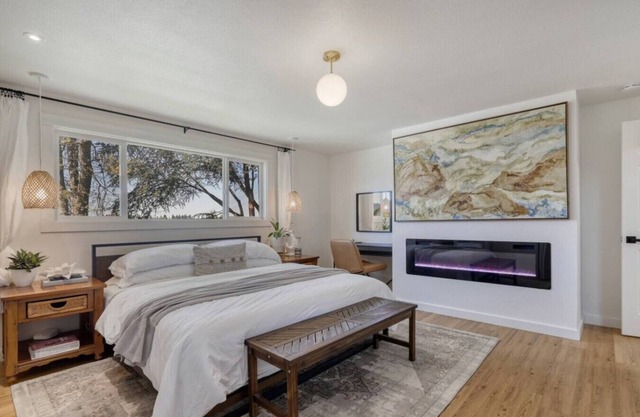 Zen Haus Suite A · Serene Retreat, KING BEDS, near UO, w/views