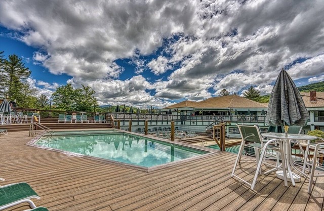 Zen Oasis - Cozy Private place in White Mountains w/Projector, Pool, Hot tub