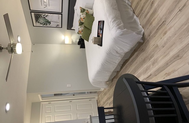 "Zen Oasis"-Private Suite, king bed, kitchenette