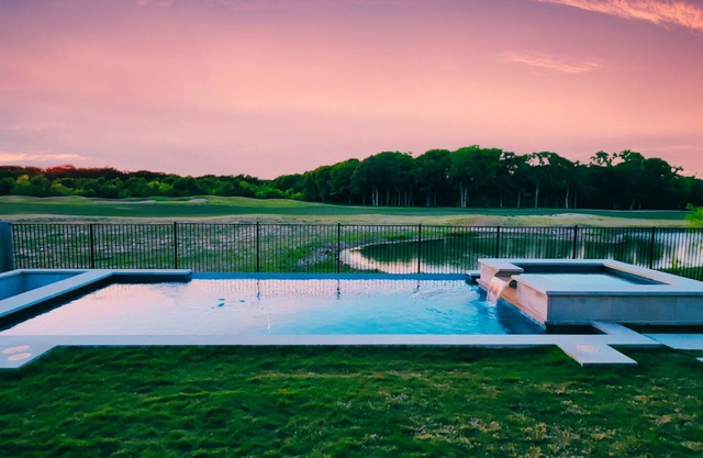 Zen Sunsets Heated Pool, Spa, Theater, Gym: 20 Mins to Downtown Austin Sleeps 8
