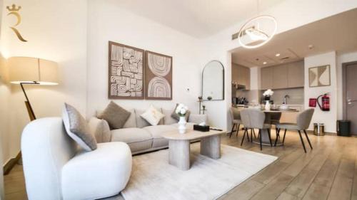 Zenith 1BR Retreat with Pool Access - Short Stroll to Yas Mall & Thrill Parks