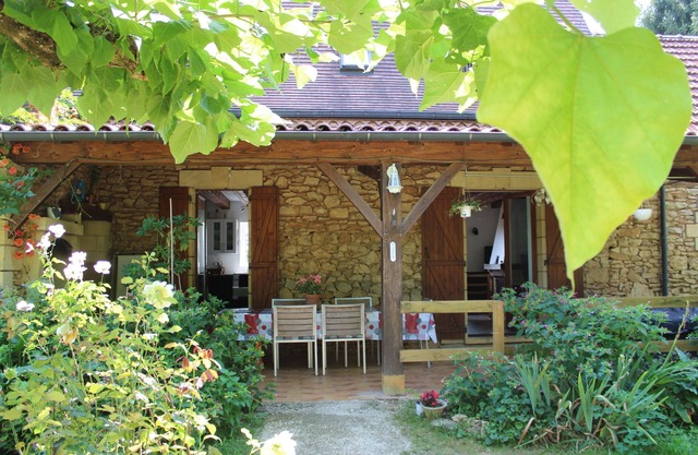 Zénitude Holiday Home in Meyrals with Private Garden, Summer Jacuzzi and Wi-Fi