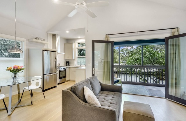 Zilker Serenity! Treetop deck, king bed. Walk to Barton Springs, dining & music.