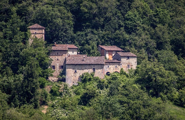 Zocca: 16th Century Fortified House - 4/5 persons