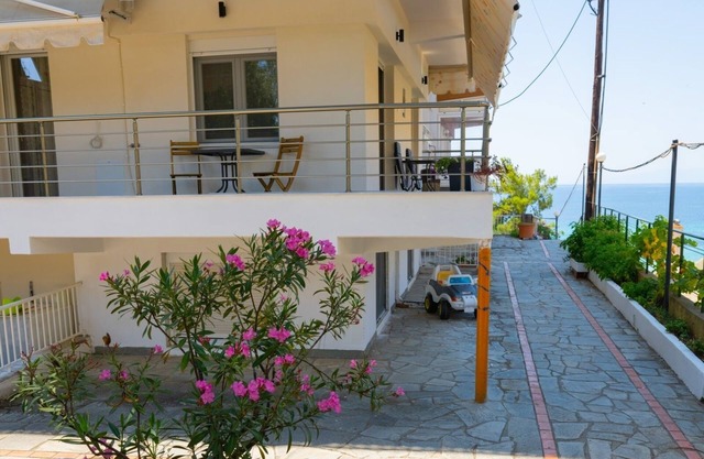 Zoe SeaView Apartment by RentalsPro