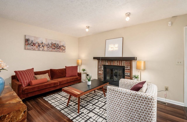 Zoo Getaway, 3BR Home w/Yard Games & Comfort, Family Friendly