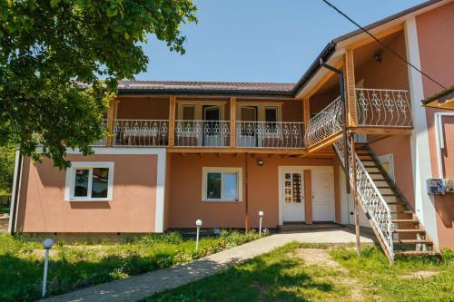 Snidavka House | Під соснами