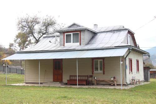Verkhovyna House | У МИХАЙЛА під лісом
