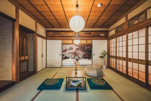 Sakaide Villa | サウナとアートの宿 瀬戸内一棟貸切 Sei-Jima Retreat