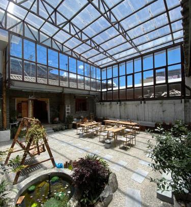Shangri-La House | 雪湖轻奢民宿 Snowlake Inn