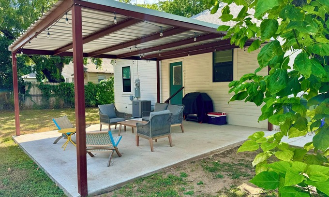 East Riverside House | ꕥ The Texas Bluebonnet ꕥ 1.1 mi to Baylor, & 1.8 mi to Magnolia Silos!