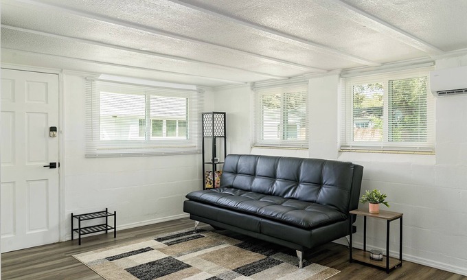 Downtown Apartment | 1/1 Guesthouse - Pets Welcome