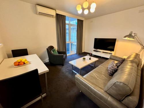 Saint Kilda South Apartment | 1 Bdrm With Parking, Walk to Beach