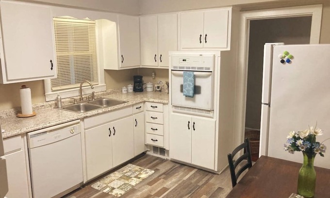 Columbus Apartment | 1 bed 1 bath park suite, near everything in town.