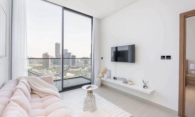 Jumeirah Village Circle Apartment | 1 Bed Apartment in JVC Sleeps 2 with Balcony
