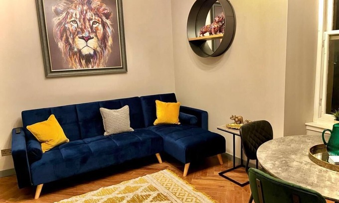 Kelvinbridge Apartment | 1 bed Apt in West End