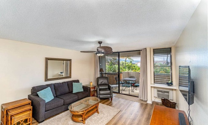 Historic Kailua Village Apartment | 1-Bed Condo in Downtown Kona, 1 block from the Shore!