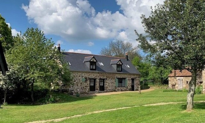 Ambrieres-les-Vallees Cottage | 1 Bed Cottage - Sleeps 2 - Garden - Parking - Wifi