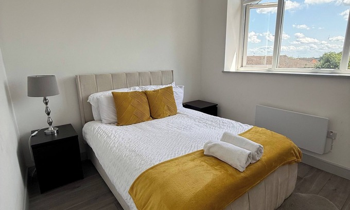 Desborough Apartment | 1 Bed Flat - Sleeps 2 - Pets - Parking - Wifi