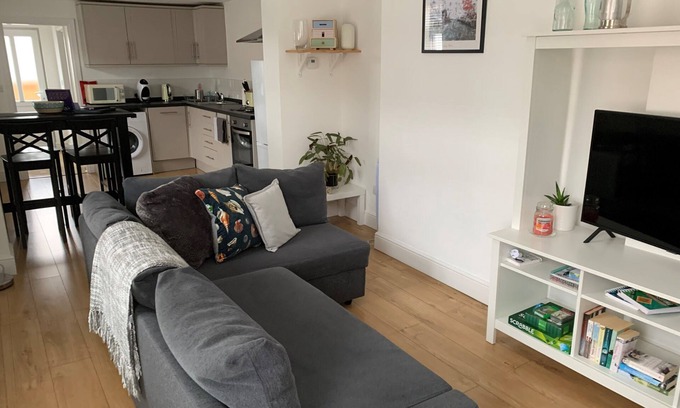Whitstable Apartment | 1 Bed Flat Sleeps 4, Free Parking, Balcony