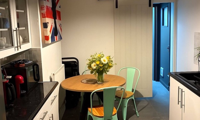 South Bermondsey Apartment | 1 bed garden flat (with 2 sleeping beds) for London bookings near Tower Bridge