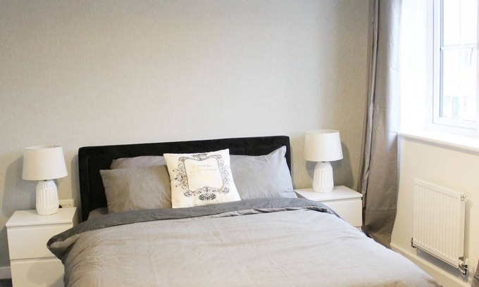 Peterborough House | 1-Bed House - Sleeps 2 - Parking, Wifi