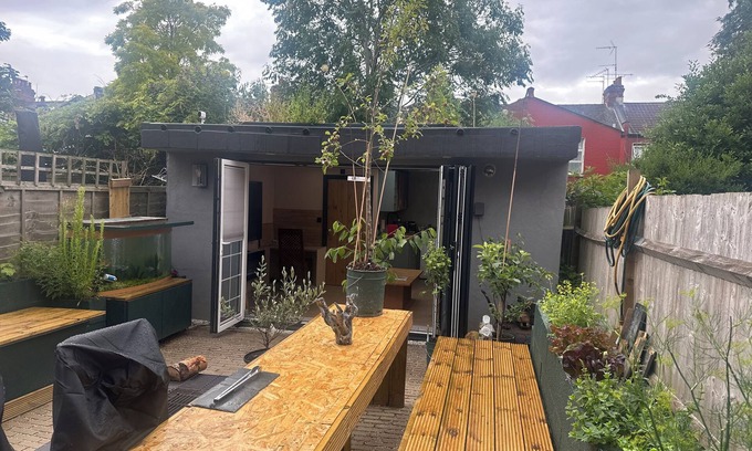 Childs Hill Apartment | 1 Bed Studio - Sleeps 2 - Parking - Wifi