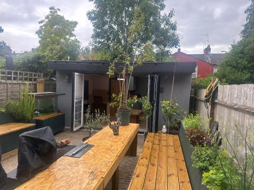 Childs Hill Apartment | 1 Bed Studio - Sleeps 2 - Parking - Wifi