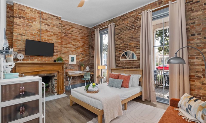 Olde Town Augusta Apartment | 1 bedroom, 1 bathroom studio apartment in Downtown Augusta. The sleeping arrangements for this unit is a full sized bed.