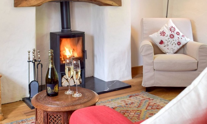 Llanybri Cottage | 1 bedroom accommodation in Meidrim, near Carmarthen