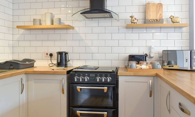 New Forest District Cottage | 1 bedroom accommodation in Barton-on-Sea, near New Milton