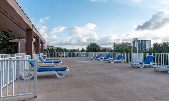 Pompano Beach Condo | 1 bedroom beach condo unit, sleeps 6