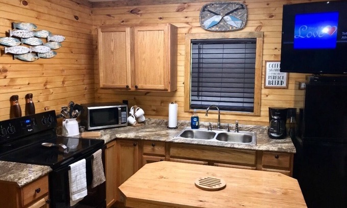 Unaka Cabin | 1 Bedroom Cabin located in Cherokee National Forest near Tellico Plains, Tn